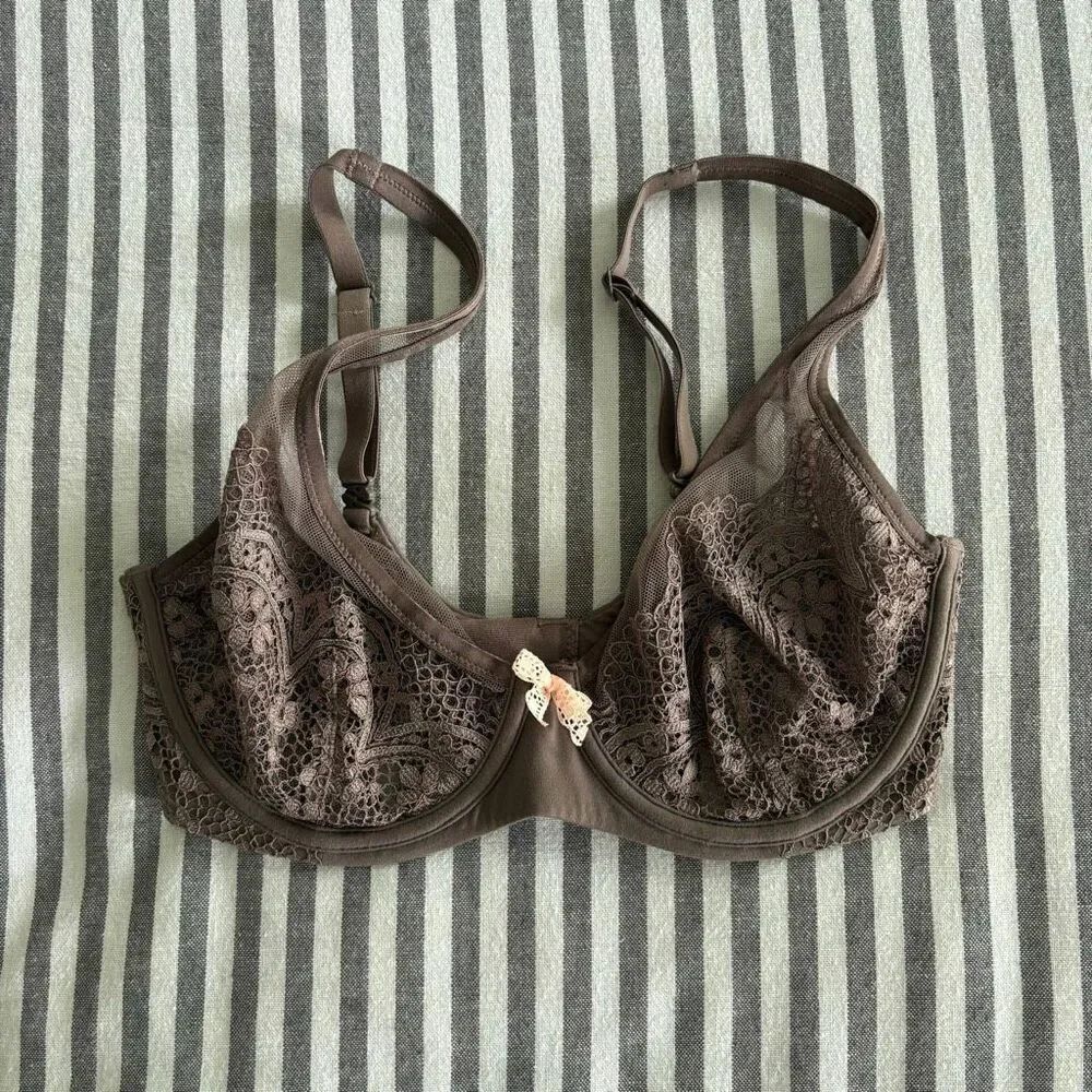 Victoria’s Secret Body by Victoria Unlined Demi Bra Size 32 DD